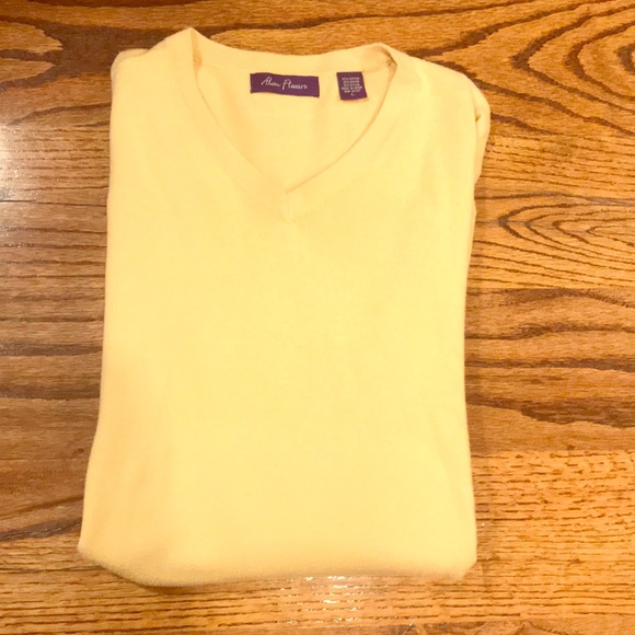 Men’s size large yellow Alan Flusser sweater